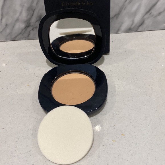 Elizabeth Arden Other - Elizabeth Arden Flawless Finish bare #04